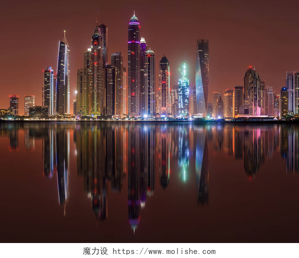 迪拜城市中心夜景从在阿联酋朱美拉棕榈岛看迪拜摩天高楼.